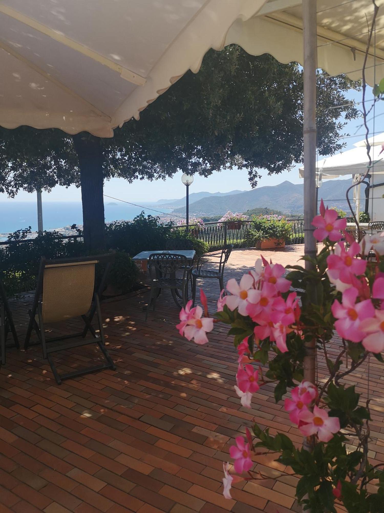 Hotel Il Capanno Pietra Ligure Exterior foto